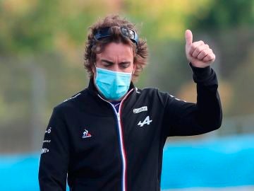 El deportivo gesto de Fernando Alonso con Mick Schumacher tras provocar que el piloto alemán hiciese un trompo