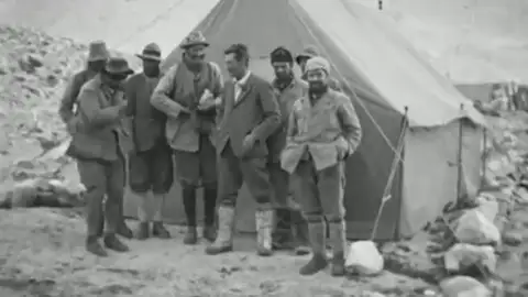 George Mallory y Andrew Irvine en el Everest George Mallory y Andrew Irvine en el Everest
