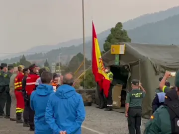 La Guardia Civil iza la bandera española desde el puesto de mando de La Palma La Guardia Civil iza la bandera española desde el puesto de mando de La Palma
