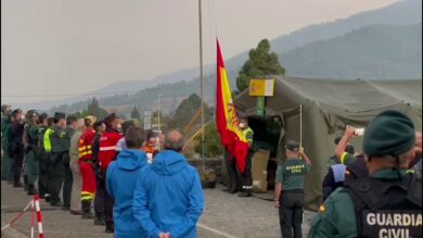 Homenaje al Día de la Hispanidad desde el puesto de mando del operativo en el volcán de La Palma