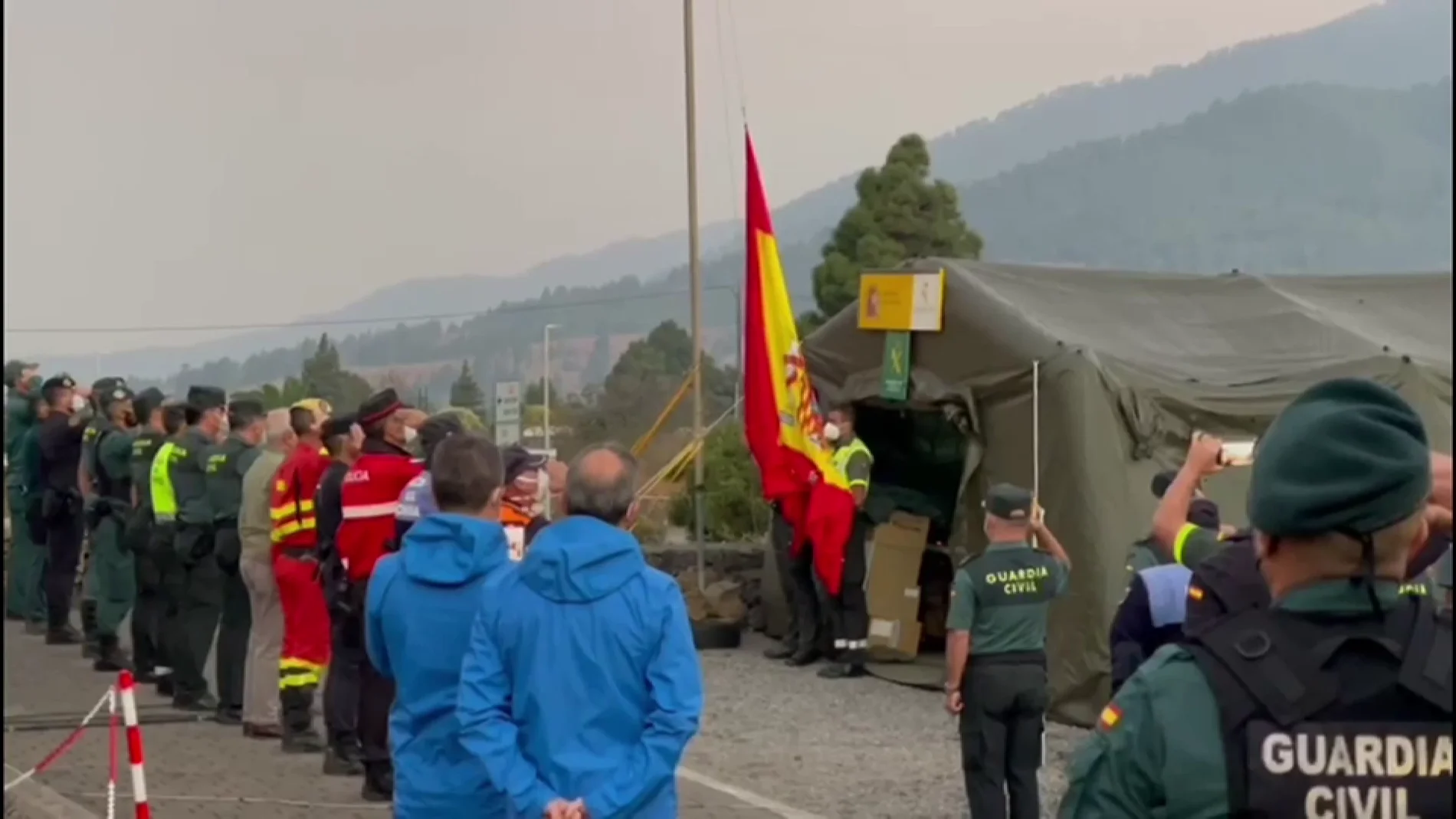 La Guardia Civil iza la bandera española desde el puesto de mando de La Palma