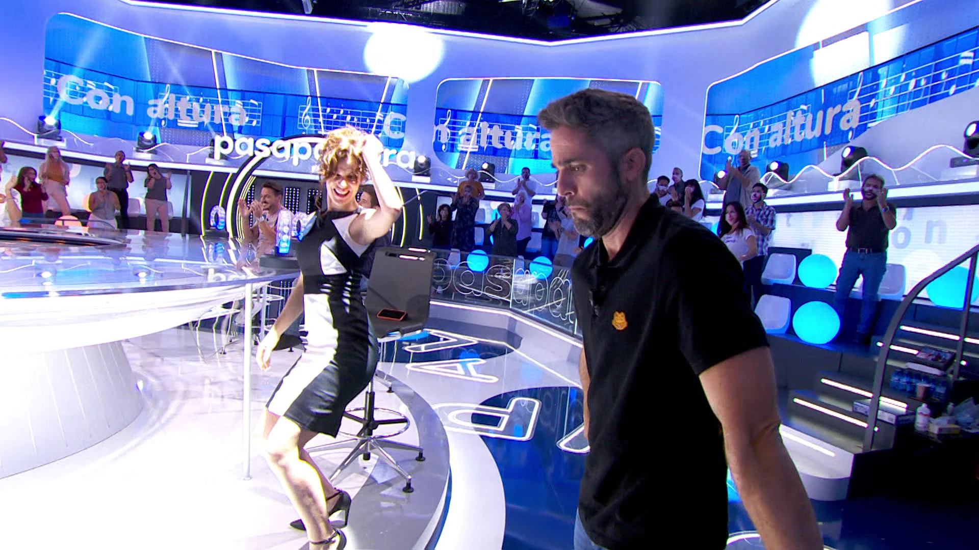 ¡Roberto Leal sube la temperatura! Rosalía le invita al perreo en ‘La Pista’ ¡Roberto Leal sube la temperatura! Rosalía le invita al perreo en ‘La Pista’
