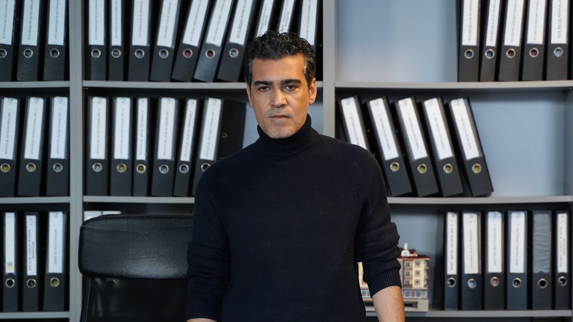 Volkan busca venganza: "Quiero que me ayudes a vengarme de Asya y Mert"