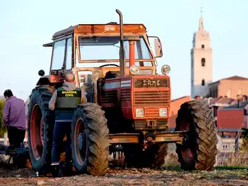 Un agente de la Guardia Civil en un tractor Un agente de la Guardia Civil en un tractor