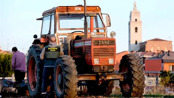 Un agente de la Guardia Civil en un tractor Un agente de la Guardia Civil en un tractor