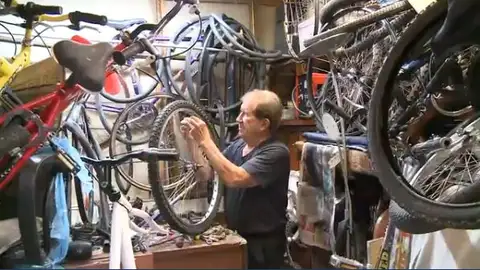 El 'ángel' de las bicis de Zaragoza El 'ángel' de las bicis de Zaragoza