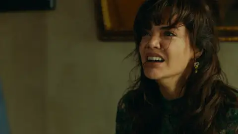 Züleyha, desesperada por volver con su hijo, sufre un ataque de nervios Züleyha, desesperada por volver con su hijo, sufre un ataque de nervios