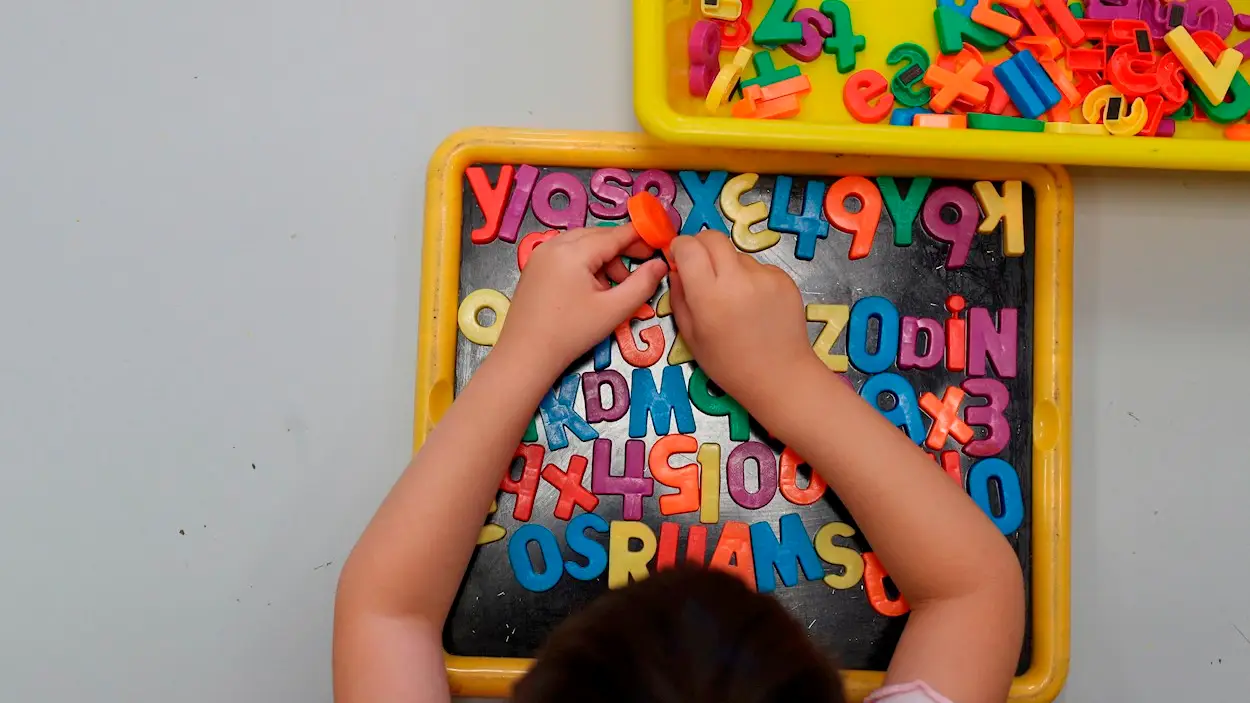 Imagen de archivo de una niña jugando en su aula Imagen de archivo de una niña jugando en su aula
