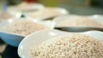Platos con arroz crudo