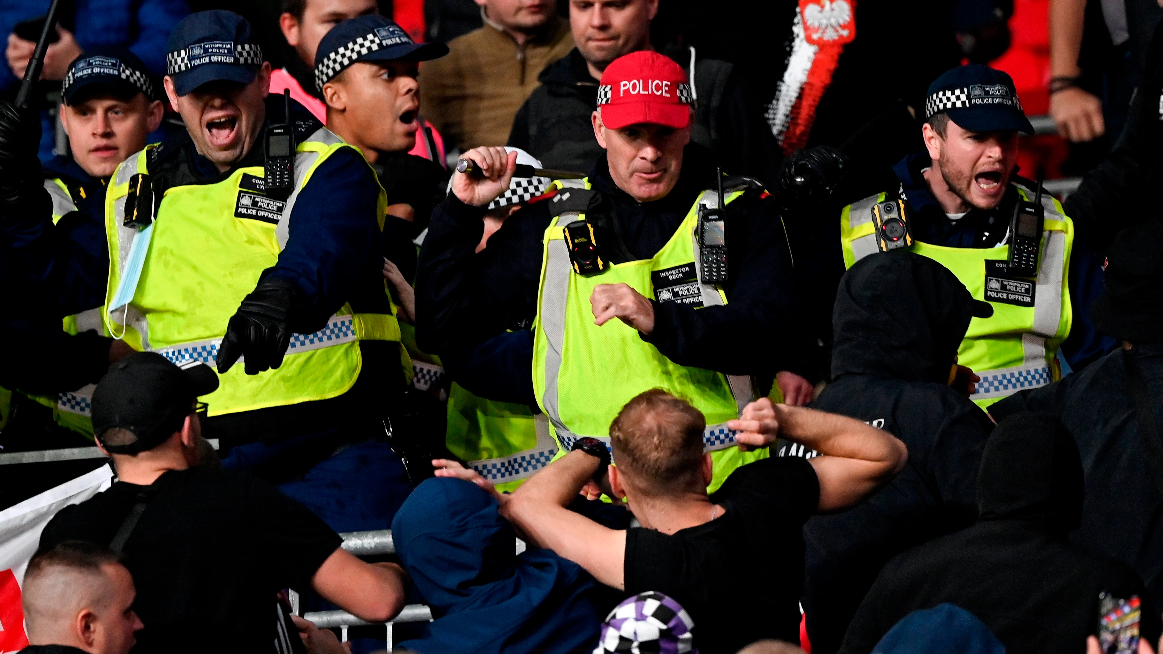 Policías ingleses se enfrentan a los aficionados húngaros Policías ingleses se enfrentan a los aficionados húngaros