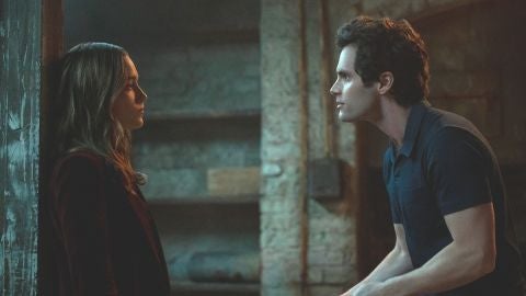 Victoria Pedretti y Penn Badgley como Love y Joe en 'You'