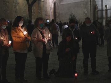 Concentrados ante la catedral de Toledo para rezar por el videoclip de Tangana y Nathy Peluso