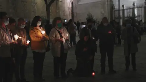 Concentrados ante la catedral de Toledo para rezar por el videoclip de Tangana y Nathy Peluso Concentrados ante la catedral de Toledo para rezar por el videoclip de Tangana y Nathy Peluso