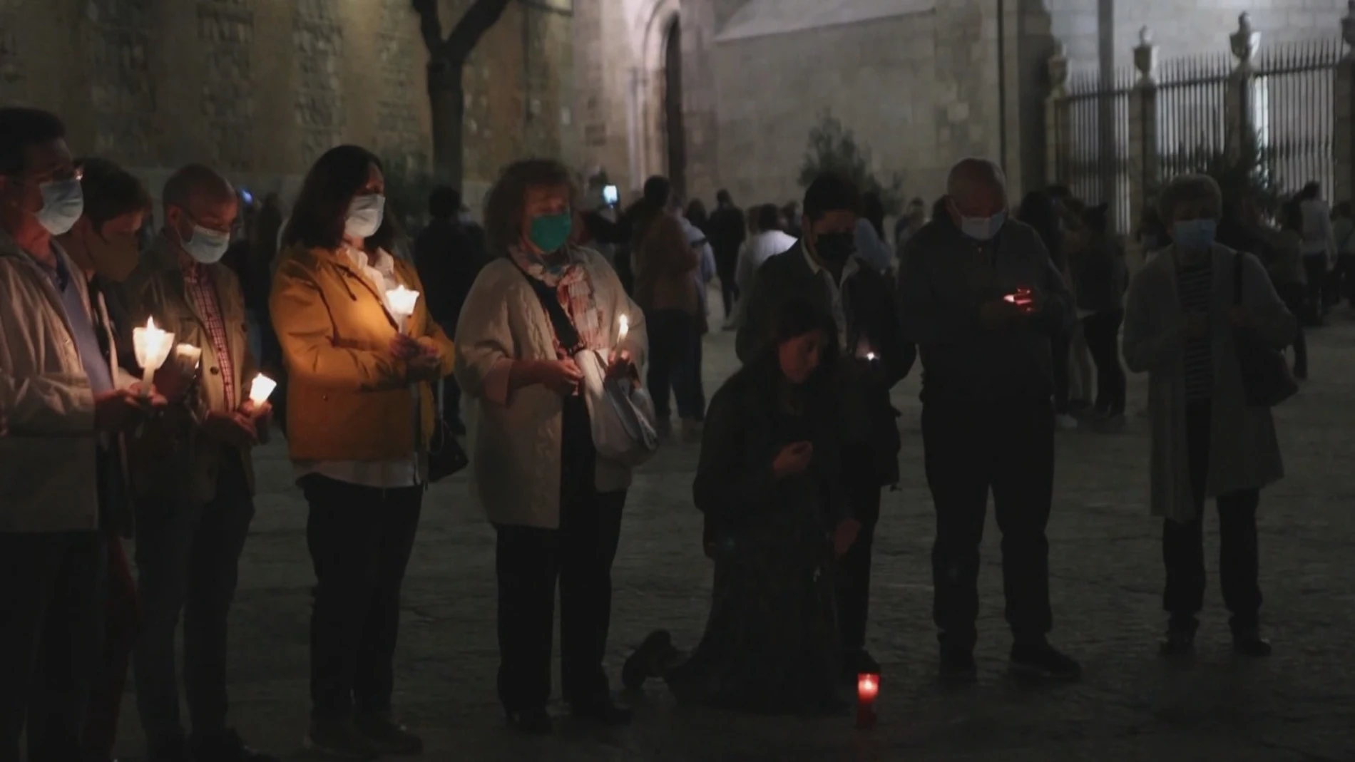 Concentrados ante la catedral de Toledo para rezar por el videoclip de Tangana y Nathy Peluso