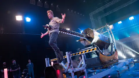 Estremecedor: Yunke pone los pelos de punta con una mega máquina... ¡que agujerea su cuerpo! Yunke