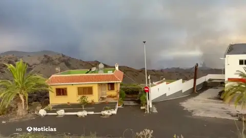 La lava del volcán de La Palma continúa destruyendo más territorio La lava del volcán de La Palma continúa destruyendo más territorio