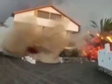 Impactantes imágenes del derrumbe de una casa por la lava del volcán cerca de la zona industrial de La Palma