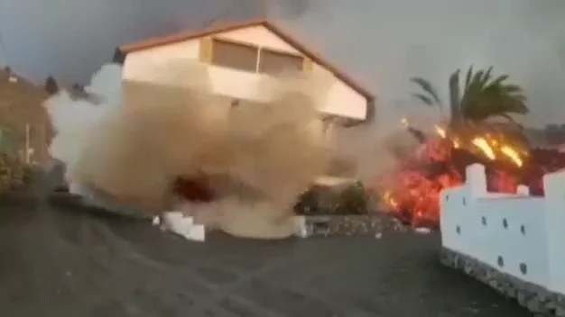Impactantes imágenes del derrumbe de una casa por la lava del volcán cerca de la zona industrial de La Palma Impactantes imágenes del derrumbe de una casa por la lava del volcán cerca de la zona industrial de La Palma
