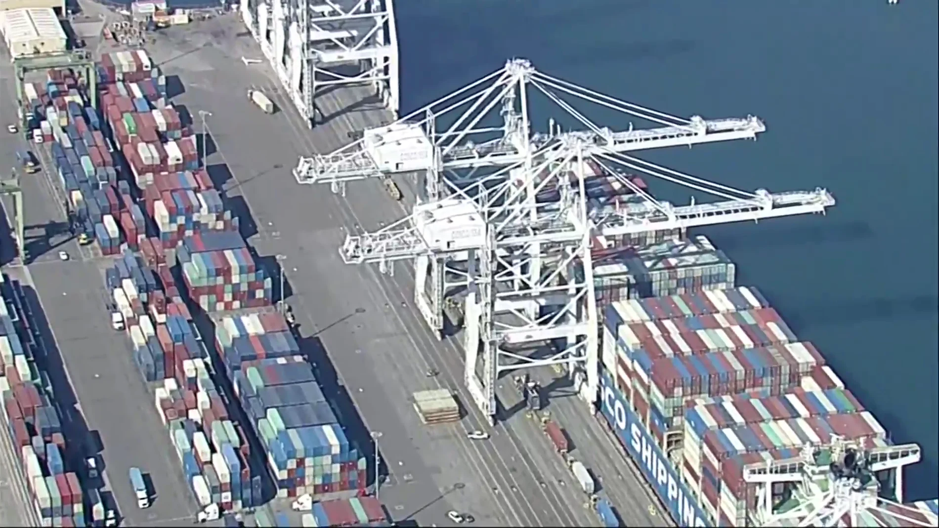 El puerto de Los Ángeles operará 24 horas al día para solucionar los problemas de suministro por orden de Biden