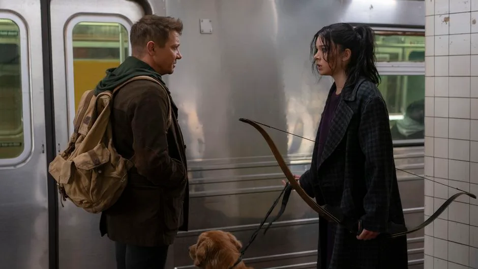 Jeremy Renner y Hailee Steinfeld en 'Hawkeye'