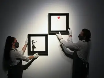  Banksy bate su propio récord al venderse por casi 22 millones de euros el autodestruido &#39;Niña con Globo&#39;