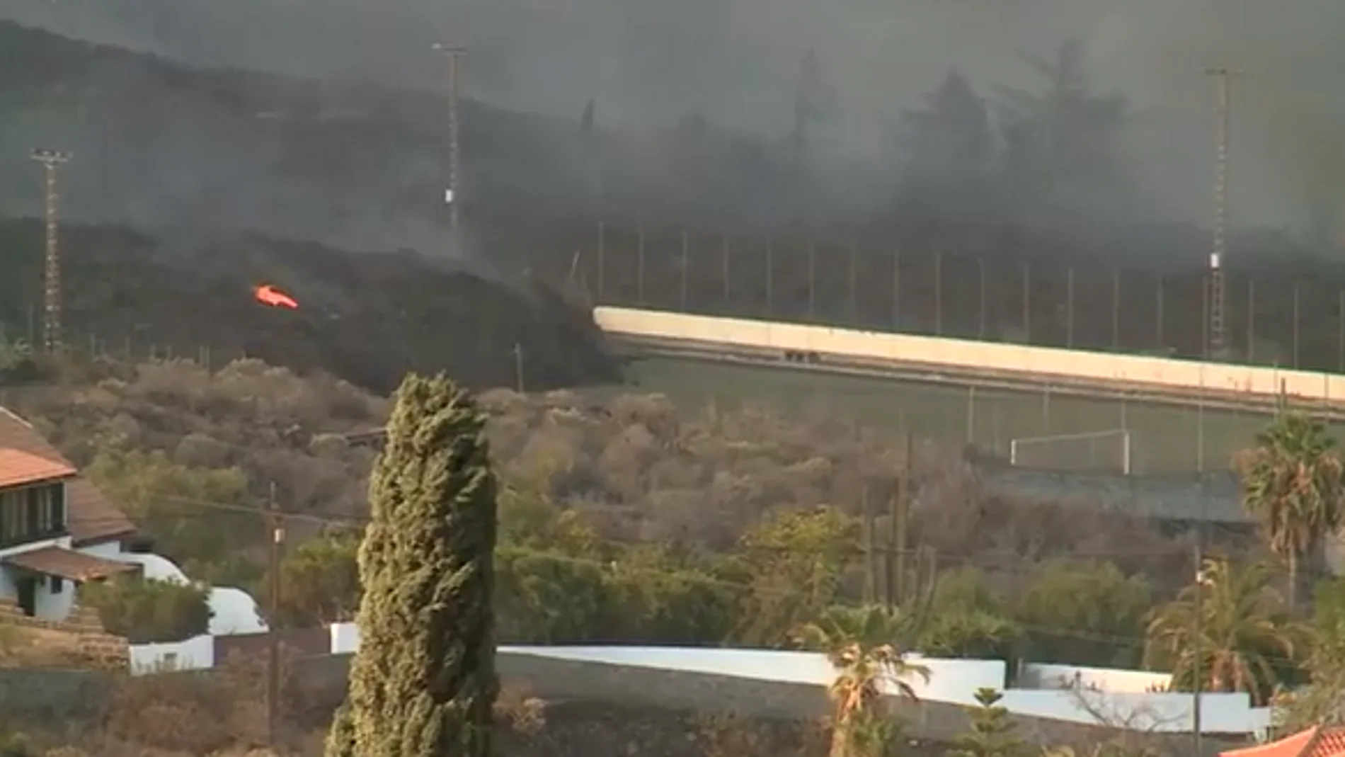 Vídeo: La lava del volcán de La Palma sepulta el campo de fútbol de La  Laguna
