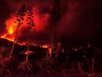 l plan especial de Emergencias Volcánicas de Canarias (PEVOLCA) ha ordenado esta noche la evacuación de un nuevo barrio del municipio de Los Llanos de Aridane en la isla de La Palma ante el avance de la última colada de lava generada por la erupción del volcán en Cumbre Vieja