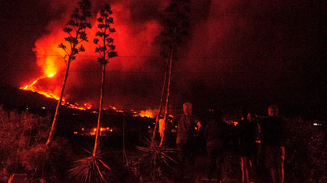 l plan especial de Emergencias Volcánicas de Canarias (PEVOLCA) ha ordenado esta noche la evacuación de un nuevo barrio del municipio de Los Llanos de Aridane en la isla de La Palma ante el avance de la última colada de lava generada por la erupción del volcán en Cumbre Vieja l plan especial de Emergencias Volcánicas de Canarias (PEVOLCA) ha ordenado esta noche la evacuación de un nuevo barrio del municipio de Los Llanos de Aridane en la isla de La Palma ante el avance de la última colada de lava generada por la erupción del volcán en Cumbre Vieja