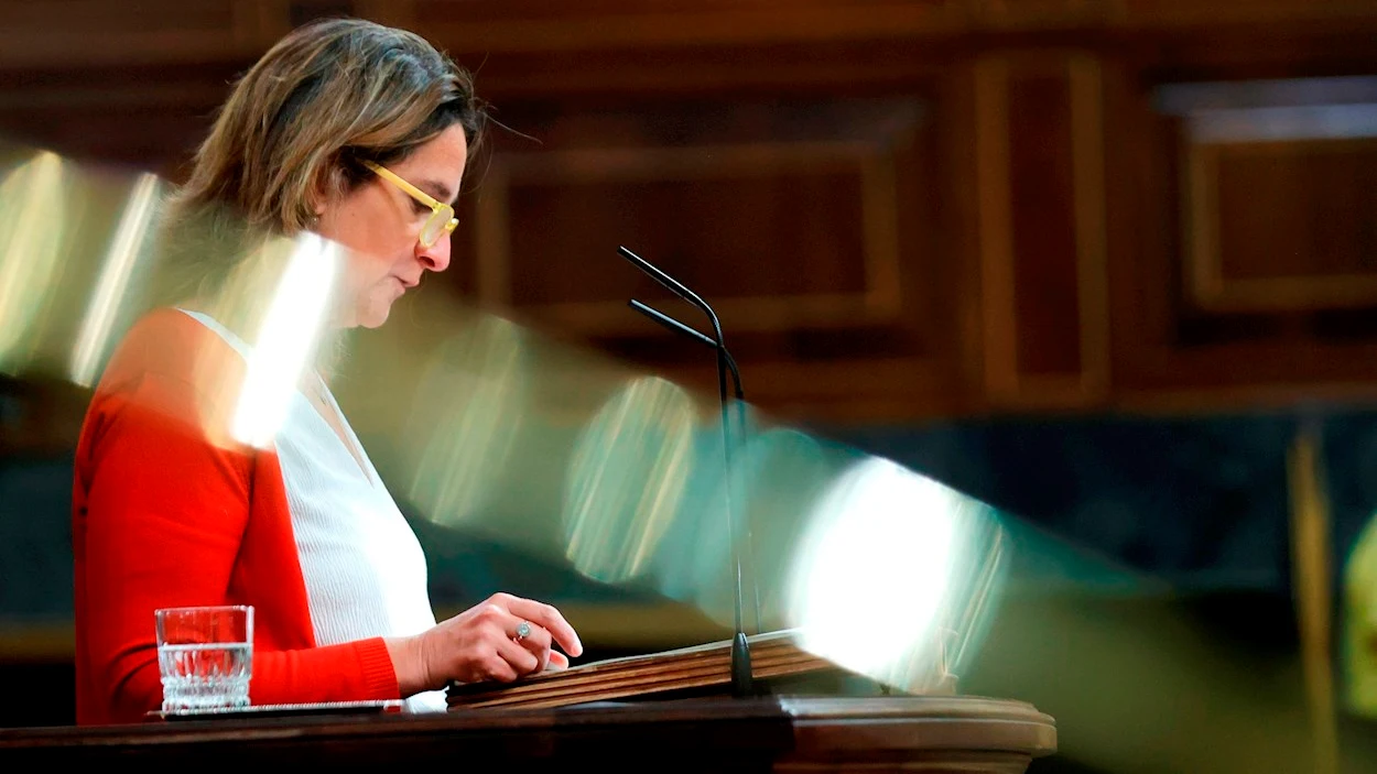La vicepresidenta tercera y ministra de Transici&oacute;n Ecol&oacute;gica, Teresa Ribera durante su intervenci&oacute;n en el pleno en el Congreso de los Diputados, este jueves