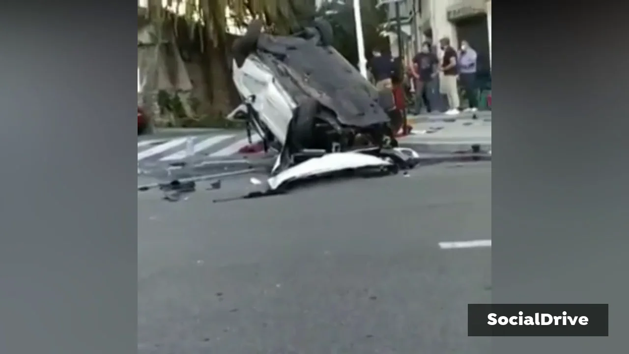 Un coche se despeña desde un puente en A Coruña tras un "pique" con otros dos vehículos Un coche se despeña desde un puente en A Coruña tras un "pique" con otros dos vehículos