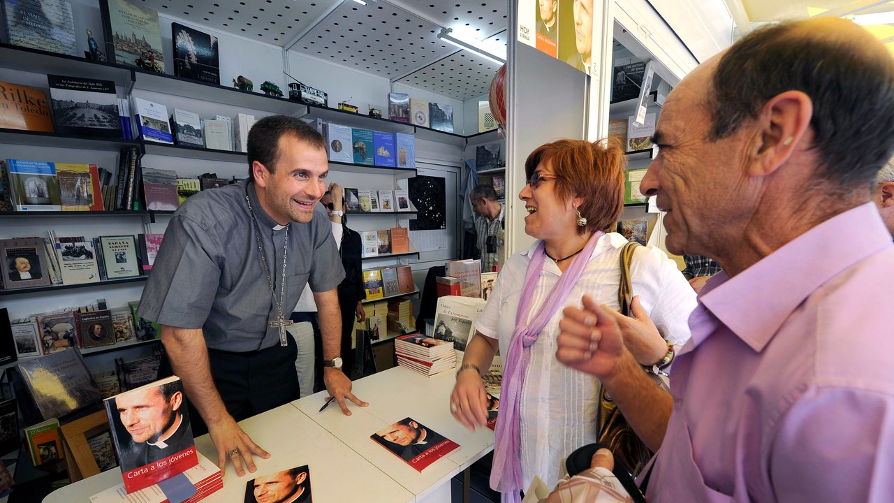 El Exobispo De Solsona Prepara Su Boda Por Lo Civil Con La Escritora De El Exobispo De Solsona Prepara Su Boda Por Lo Civil Con La Escritora De