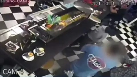 Agreden al dueño de un bar del barrio de Campclar en Tarragona "porque les había atendido mal" Agreden al dueño de un bar del barrio de Campclar en Tarragona "porque les había atendido mal"