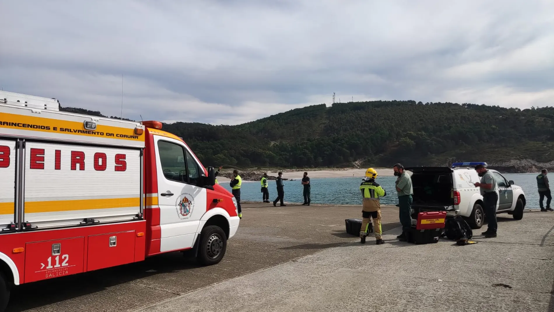 Encuentran muerto a un hombre dentro de su coche sumergido en el mar en A Coruña