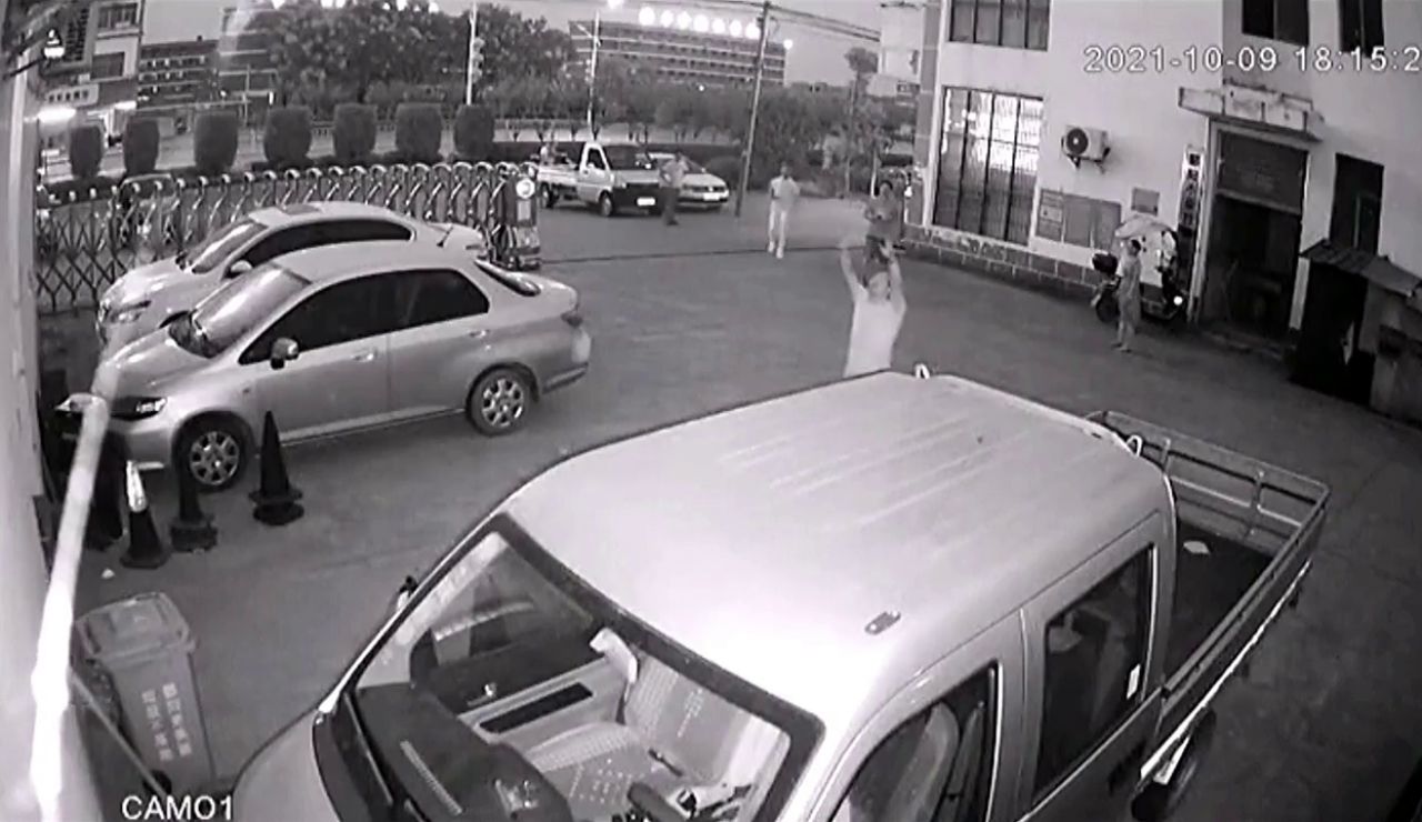 Un hombre atrapa en sus brazos a un niño de 5 años que se cayó del tercer piso del edificio