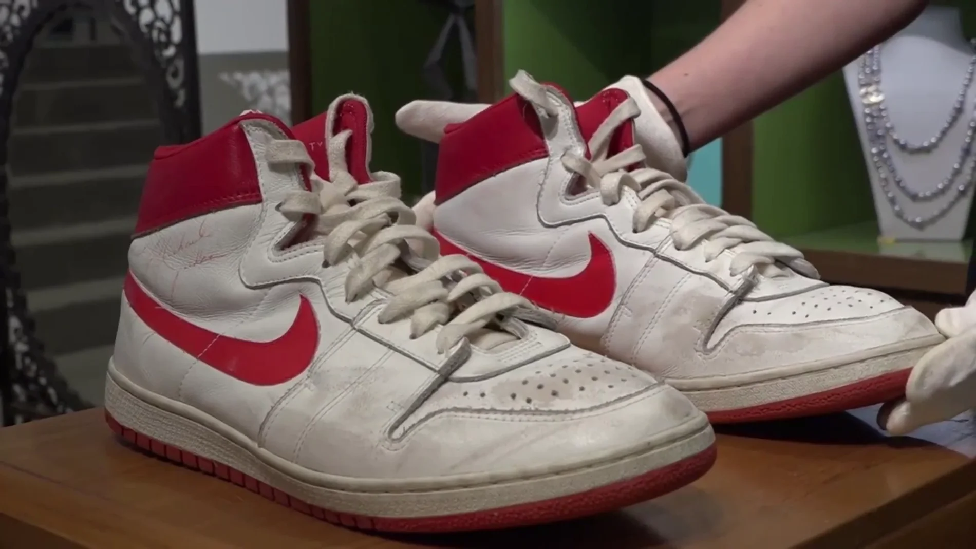 Las zapatillas que Michael Jordan usó su primera temporada en la salen a por 1,5 millones