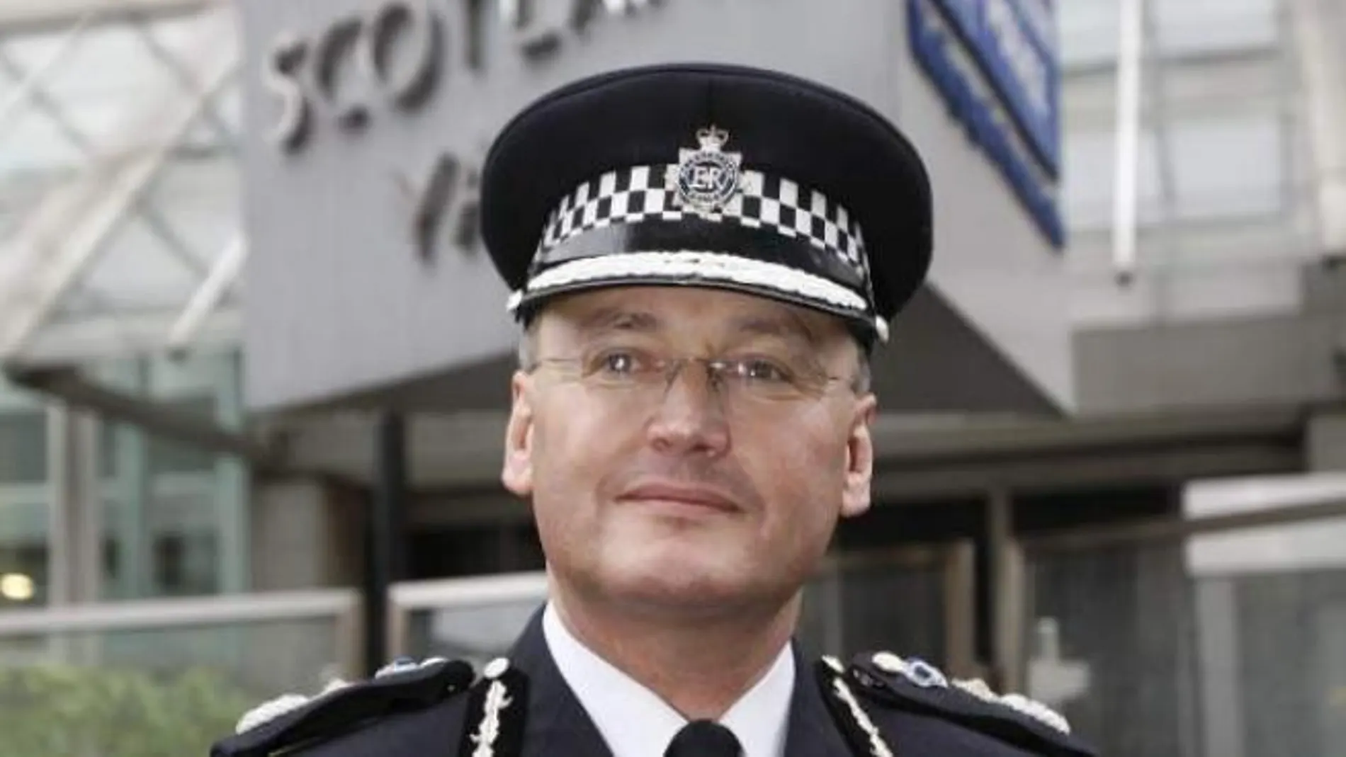 Dimite un jefe de Policía inglés tras definir sobre cómo deben actuar las mujeres en las calles: "Deben ser astutas"