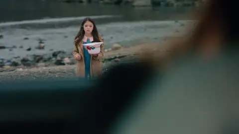 Asya, siendo una niña, descubrió que su padre le era infiel a su madre Asya, siendo una niña, descubrió que su padre le era infiel a su madre