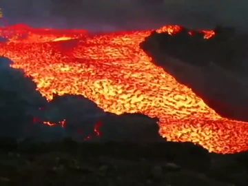 Las impresionantes imágenes del 'tsunami de lava' tras el desbordamiento del cono principal del volcán de La Palma