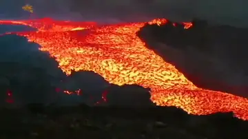 Las impresionantes imágenes del 'tsunami de lava' tras el desbordamiento del cono principal del volcán de La Palma Las impresionantes imágenes del 'tsunami de lava' tras el desbordamiento del cono principal del volcán de La Palma