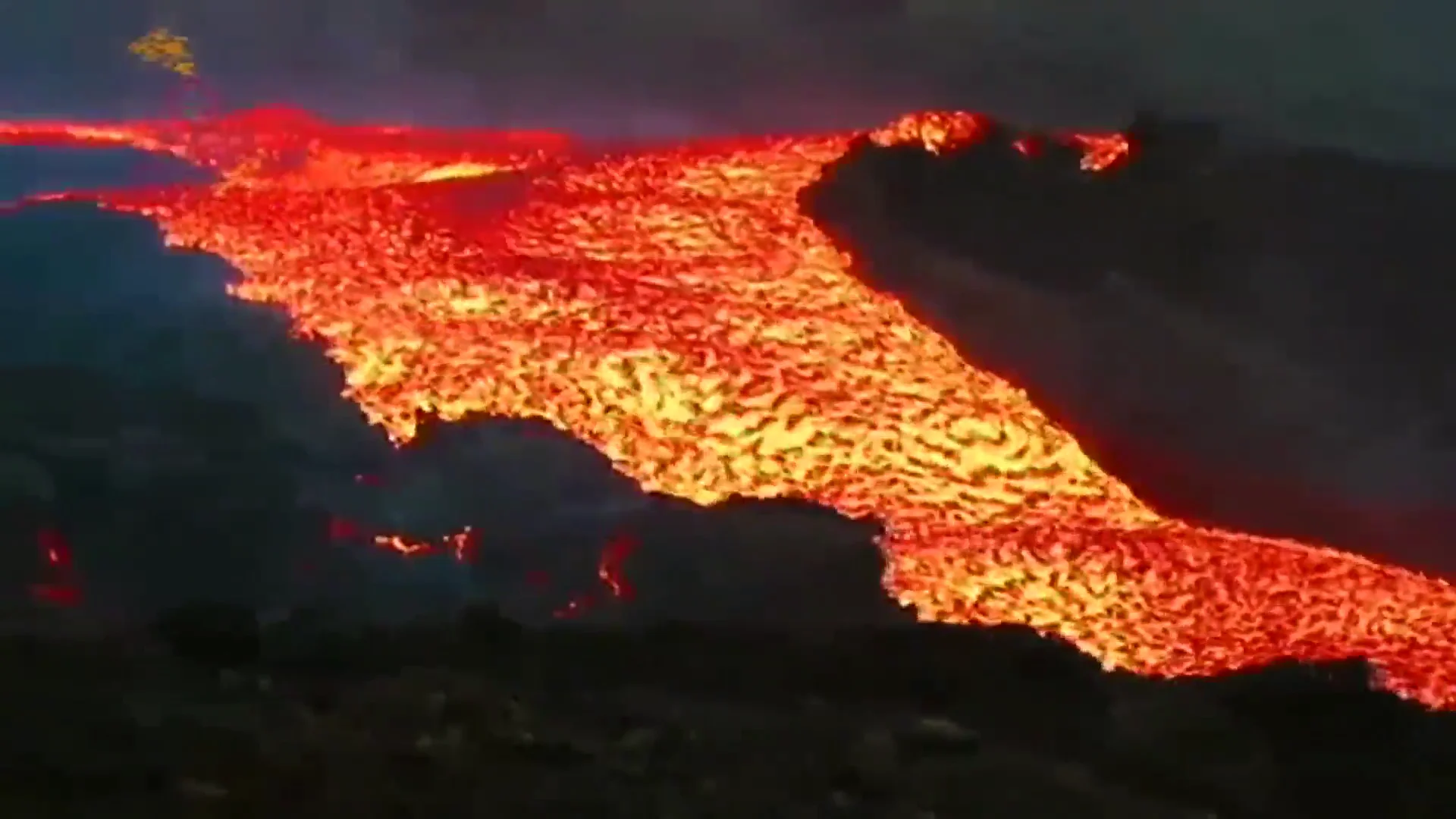 Las impresionantes im&aacute;genes del 'tsunami de lava' tras el desbordamiento del cono principal del volc&aacute;n de La Palma