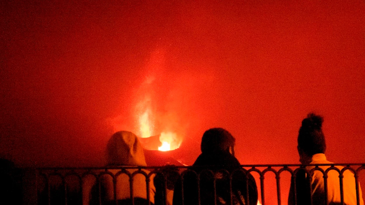 El volcán de La Palma, en una fotografía del pasdo viernes. El volcán de La Palma, en una fotografía del pasdo viernes.