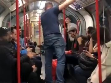 Un grupo de ciudadanos impide una agresión racista en el metro de Londres