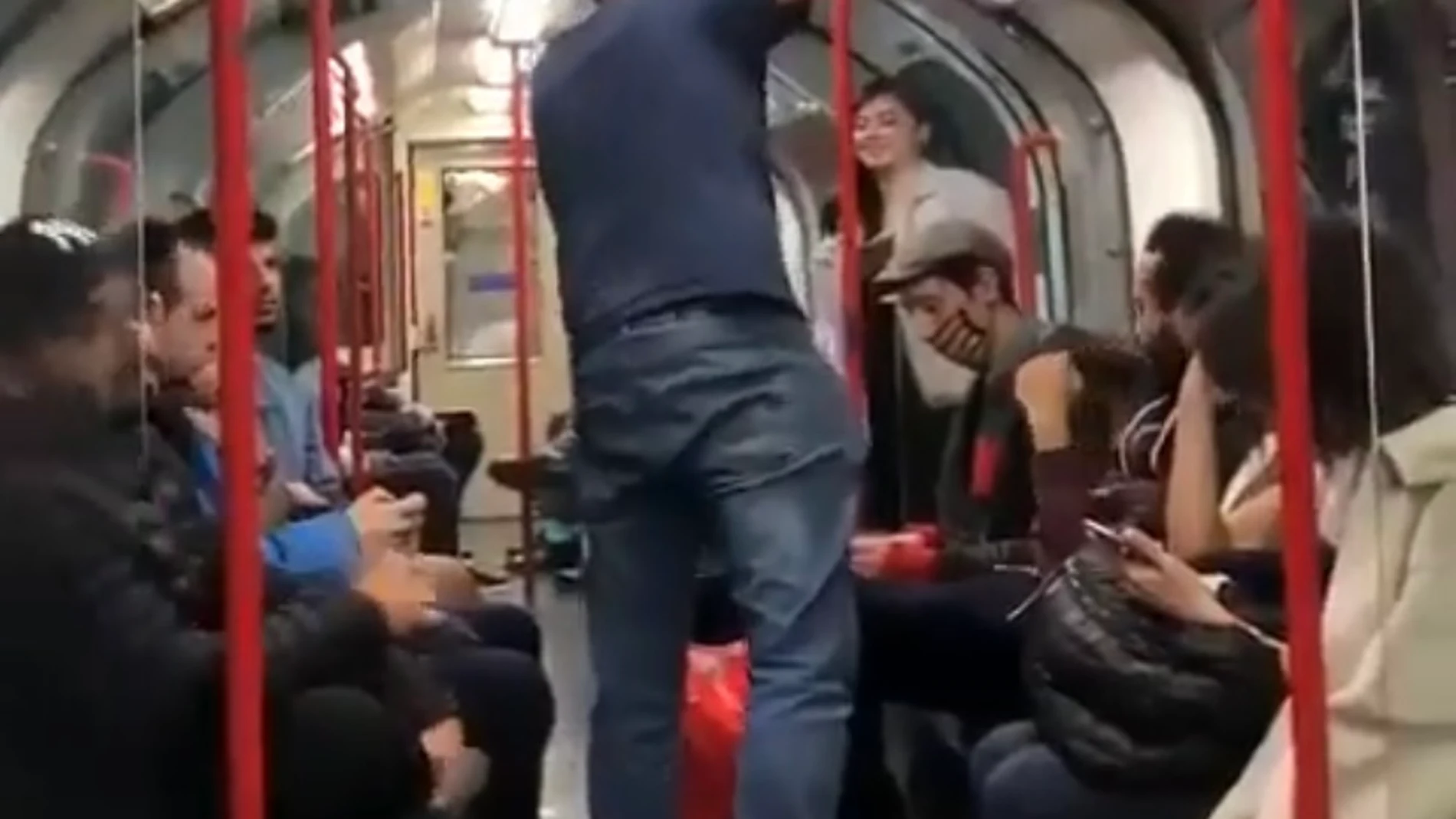 Un grupo de ciudadanos impide una agresión racista en el metro de Londres