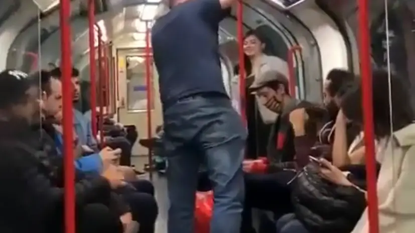 Un grupo de ciudadanos impide una agresión racista en el metro de Londres Un grupo de ciudadanos impide una agresión racista en el metro de Londres