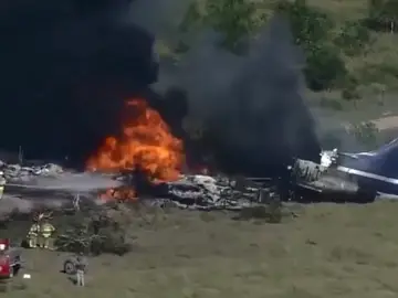 Se estrella un avión en Texas con al menos 20 personas Se estrella un avión en Texas con al menos 20 personas