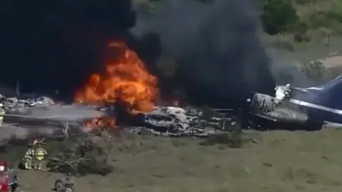 Se estrella un avión en Texas con al menos 20 personas Se estrella un avión en Texas con al menos 20 personas