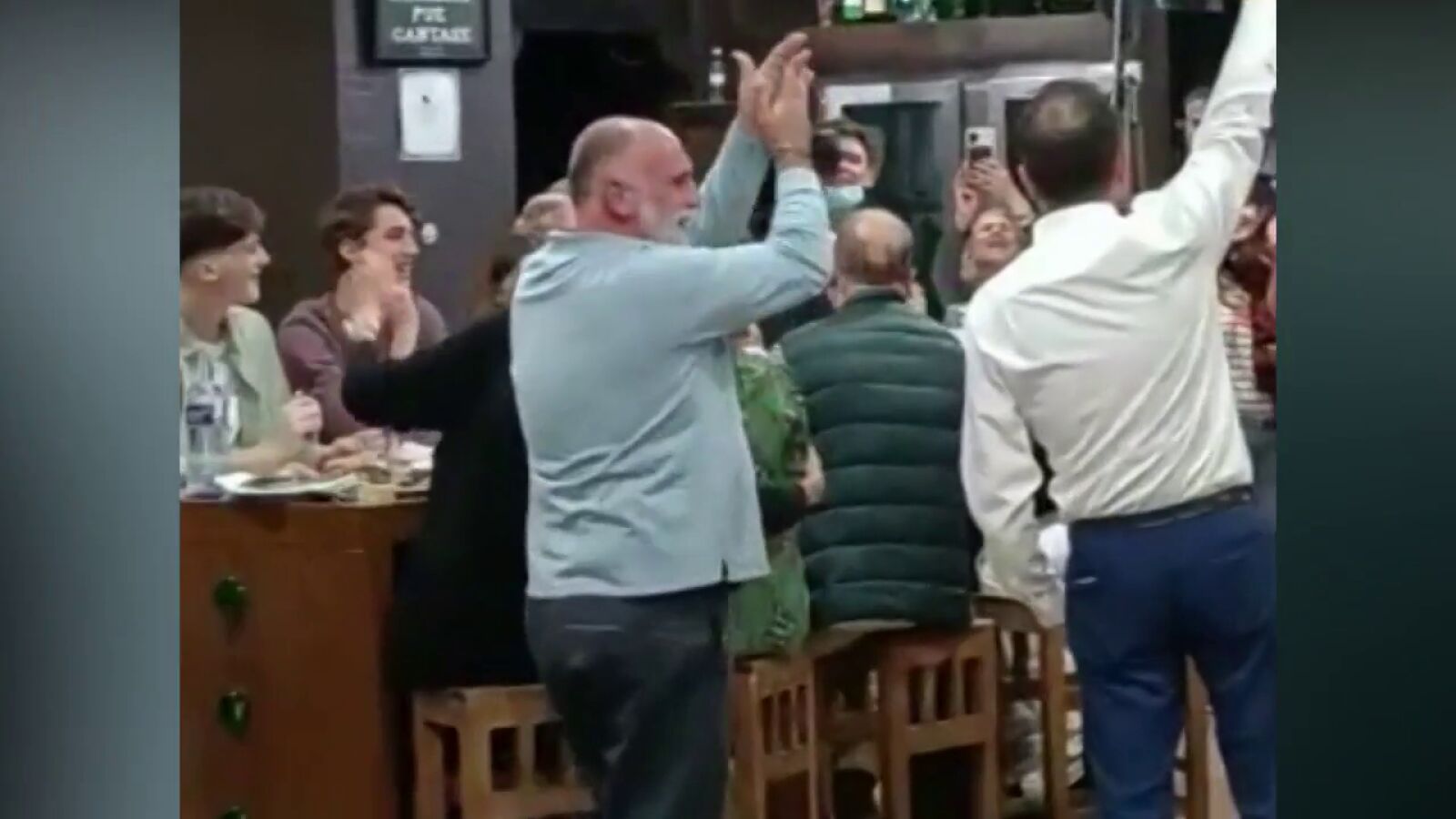 El emocionante 'Asturias, patria querida' de José Andrés en una sidrería antes del Princesa de Asturias
