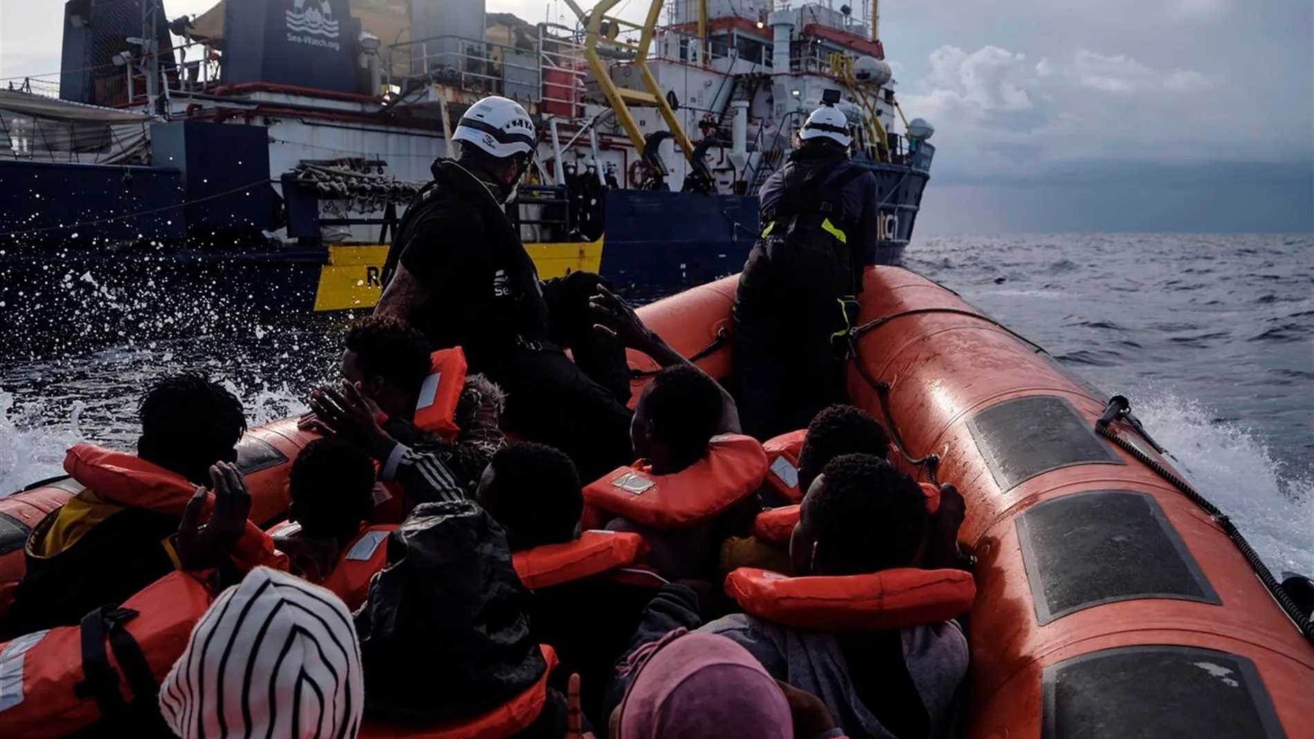 Así ha sido el angustioso rescate de unos migrantes en el Mediterráneo