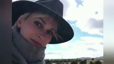 El selfie que Halyna Hutchins grabó antes de morir durante el rodaje con Alec Baldwin El selfie que Halyna Hutchins grabó antes de morir durante el rodaje con Alec Baldwin