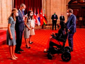 Los reyes Felipe y Letizia, la princesa Leonor (i) y la infanta Sofía saludan a la nadadora Teresa Perales, Premio Princesa de Asturias de los Deportes 2021, antes de la audiencia mantenida este viernes en el Hotel La Reconquista de Oviedo